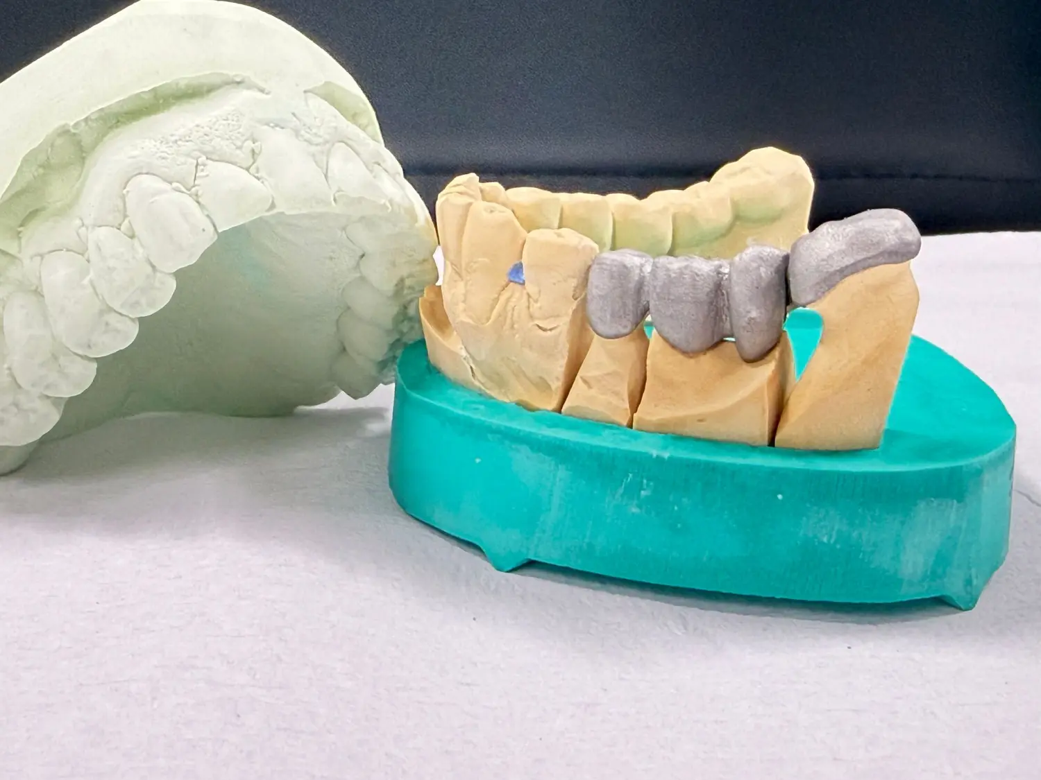 Kruse & Mordhorst Zahntechnik GmbH - Das Bild zeigt eine Zahnbrücke aus Zirkonkeramik, die üblicherweise bei Restaurationen im Dentallabor verwendet wird.