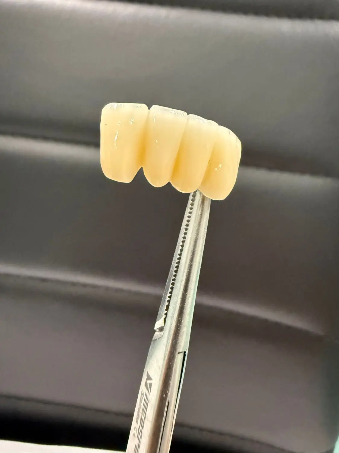 Kruse & Mordhorst Zahntechnik GmbH - Das Bild zeigt eine Zahnbrücke aus Zirkonkeramik, die üblicherweise bei Restaurationen im Dentallabor verwendet wird.