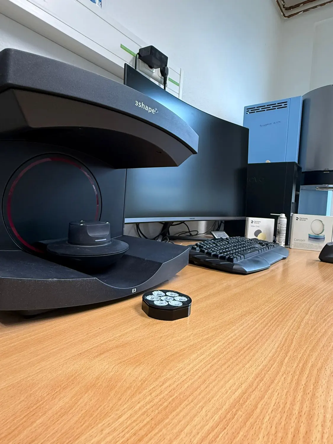 Kruse & Mordhorst Zahntechnik GmbH - Bei dem abgebildeten Artikel handelt es sich um einen Elegoo Mars 4 Ultra Resin 3D-Drucker.