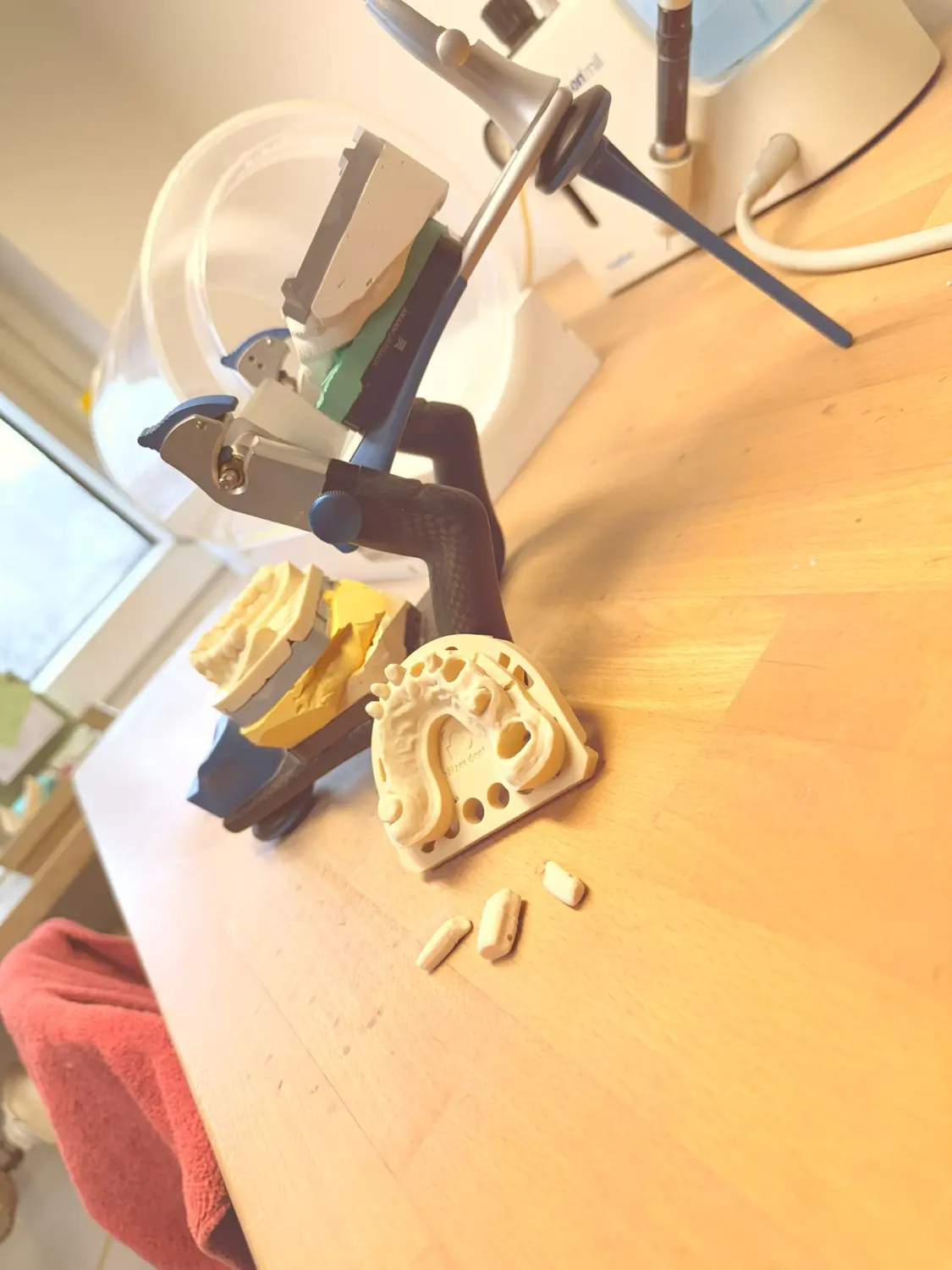 Kruse & Mordhorst Zahntechnik GmbH – ein Dentalartikulator, ein mechanisches Gerät, das in der Zahnheilkunde zur Simulation von Kieferbewegungen zur Herstellung von Zahnersatz verwendet wird.