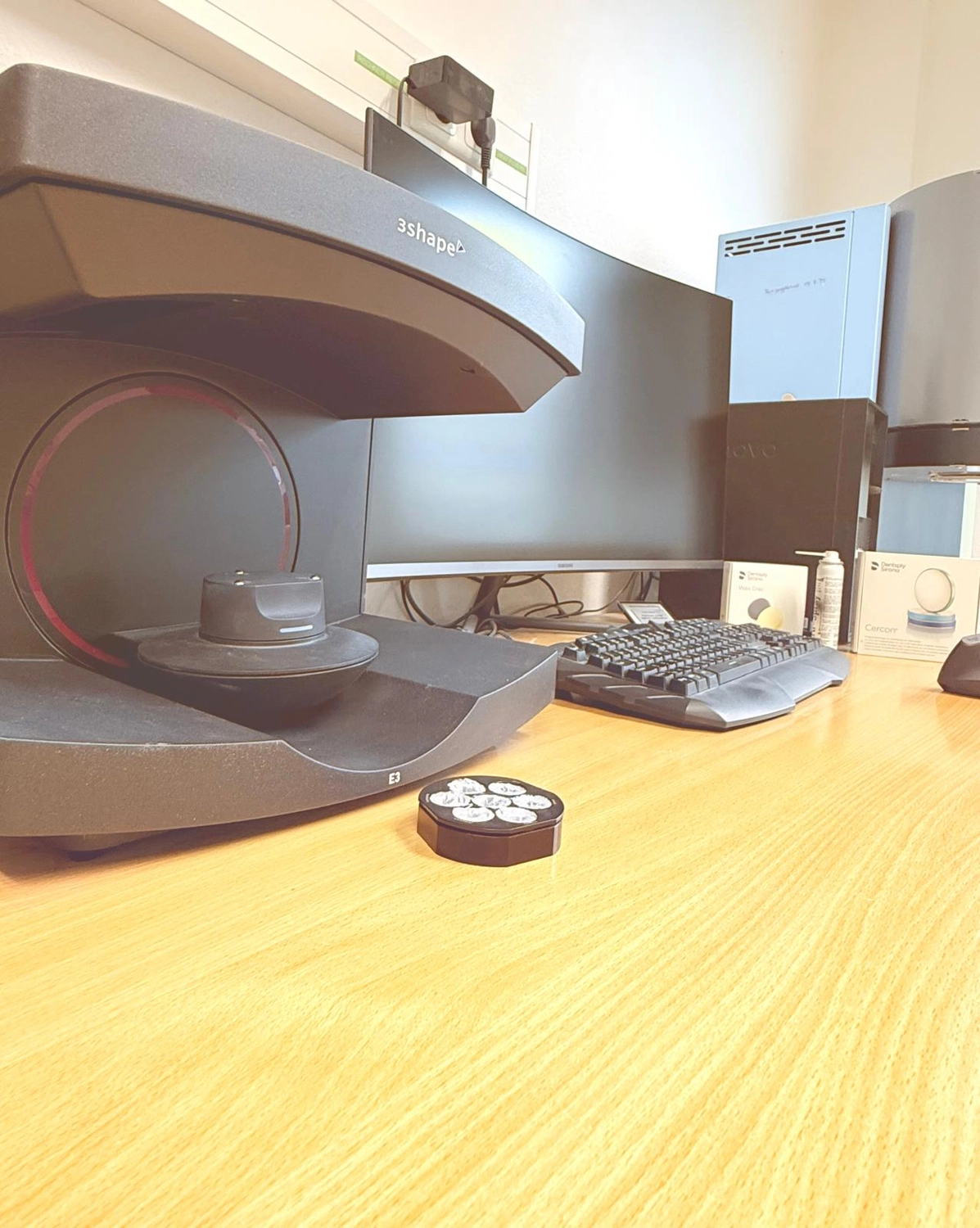 Kruse & Mordhorst Zahntechnik GmbH – das Bild ist ein 3Shape E3 Dental Desktop 3D-Scanner.