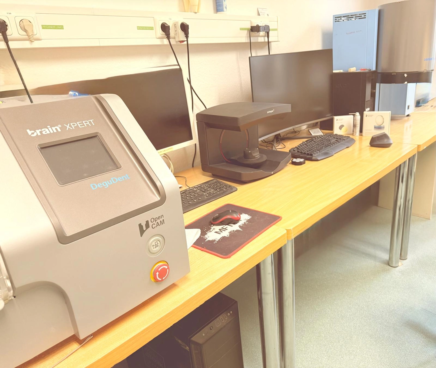 Kruse & Mordhorst Zahntechnik GmbH – das Bild ist ein 3Shape E3 Dental Desktop 3D-Scanner.