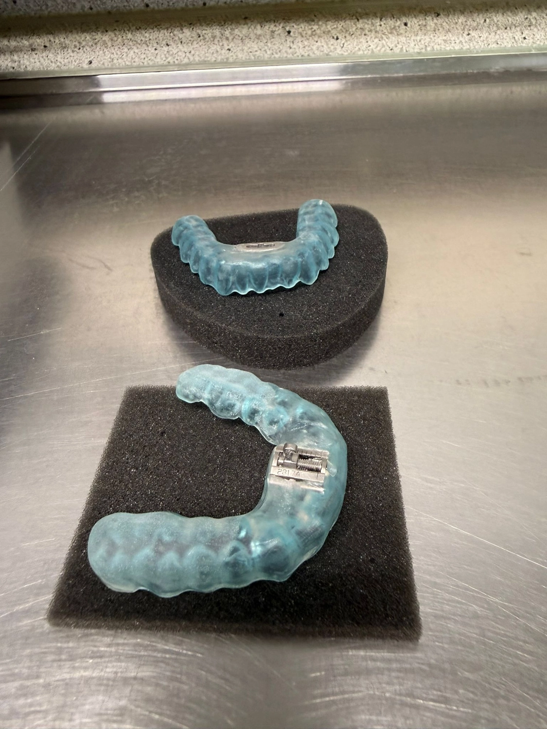 Kruse & Mordhorst Zahntechnik GmbH - Das Bild zeigt eine Zahnbrücke aus Zirkonkeramik, die üblicherweise bei Restaurationen im Dentallabor verwendet wird.