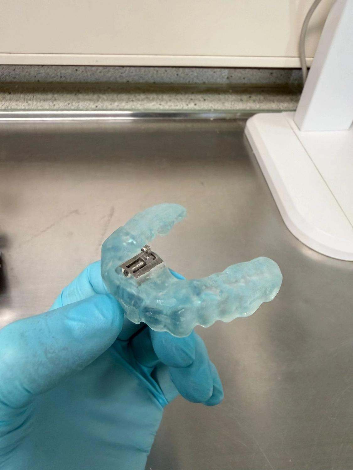 Kruse & Mordhorst Zahntechnik GmbH - Das Bild zeigt eine Zahnbrücke aus Zirkonkeramik, die üblicherweise bei Restaurationen im Dentallabor verwendet wird.