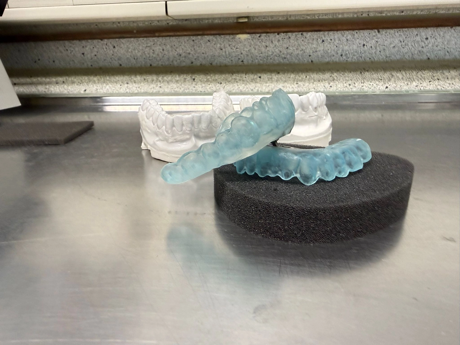 Kruse & Mordhorst Zahntechnik GmbH - Das Bild zeigt eine Zahnbrücke aus Zirkonkeramik, die üblicherweise bei Restaurationen im Dentallabor verwendet wird.