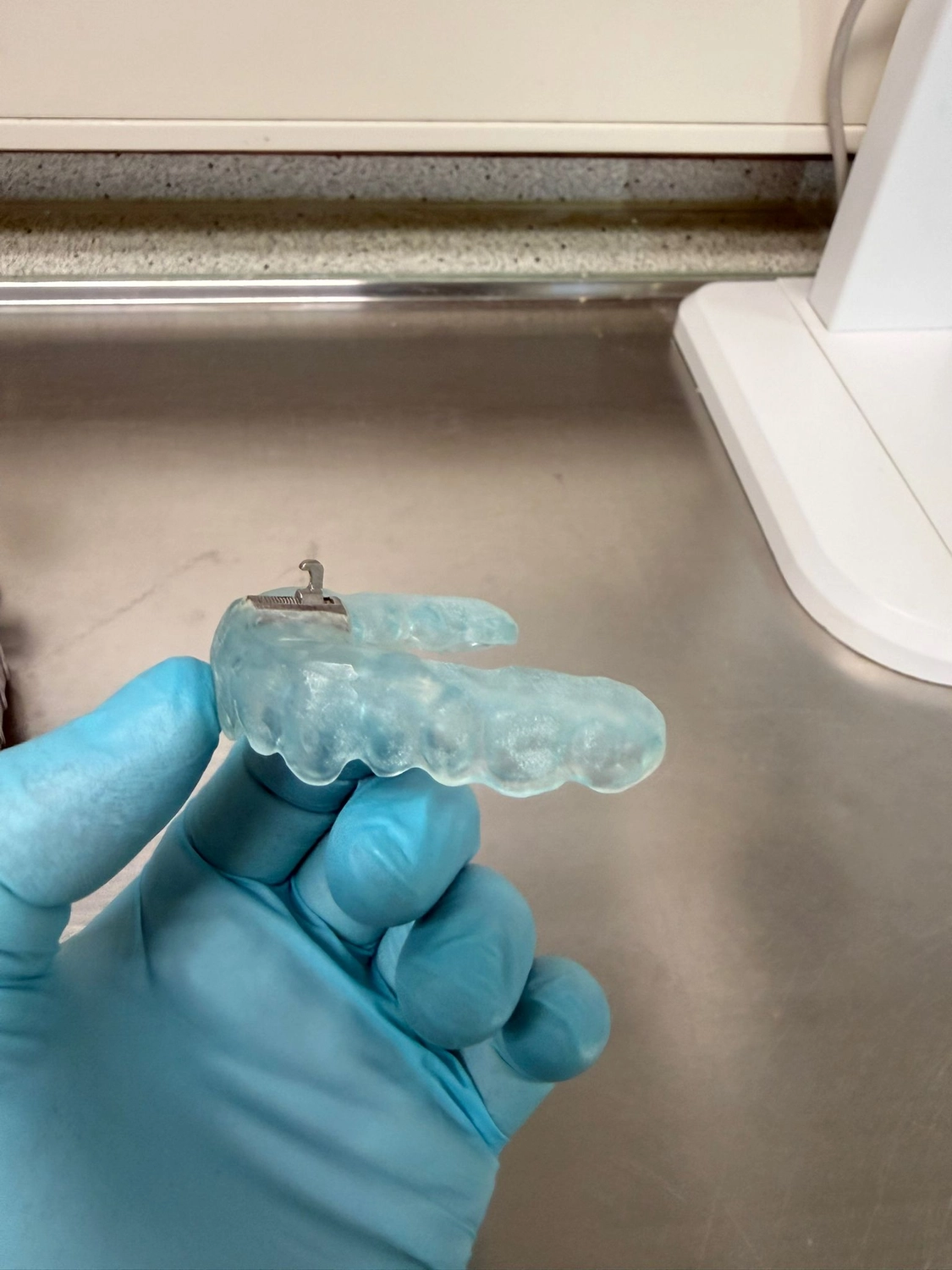 Kruse & Mordhorst Zahntechnik GmbH - Das Bild zeigt eine Zahnbrücke aus Zirkonkeramik, die üblicherweise bei Restaurationen im Dentallabor verwendet wird.