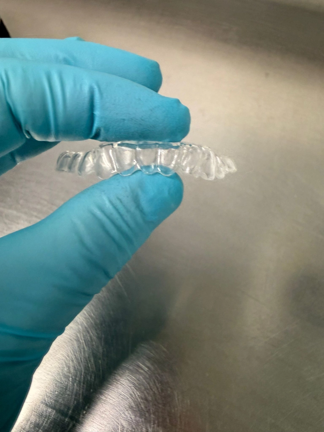 Kruse & Mordhorst Zahntechnik GmbH - Das Bild zeigt eine Zahnbrücke aus Zirkonkeramik, die üblicherweise bei Restaurationen im Dentallabor verwendet wird.