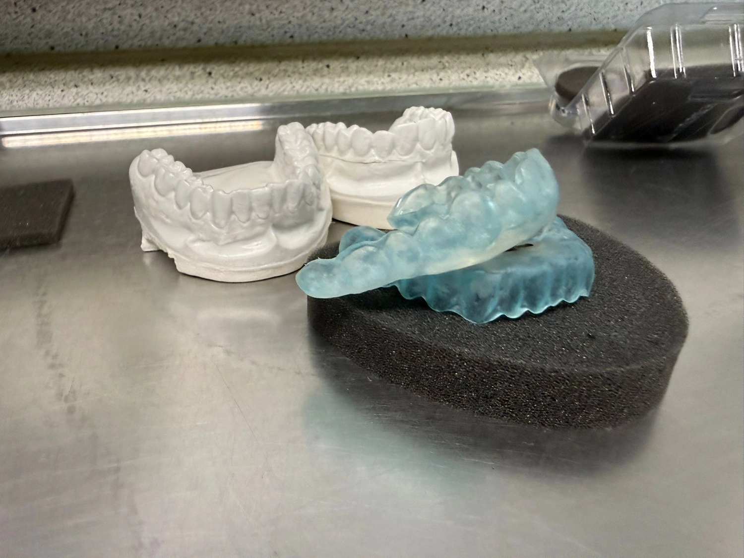 Kruse & Mordhorst Zahntechnik GmbH - Das Bild zeigt eine Zahnbrücke aus Zirkonkeramik, die üblicherweise bei Restaurationen im Dentallabor verwendet wird.