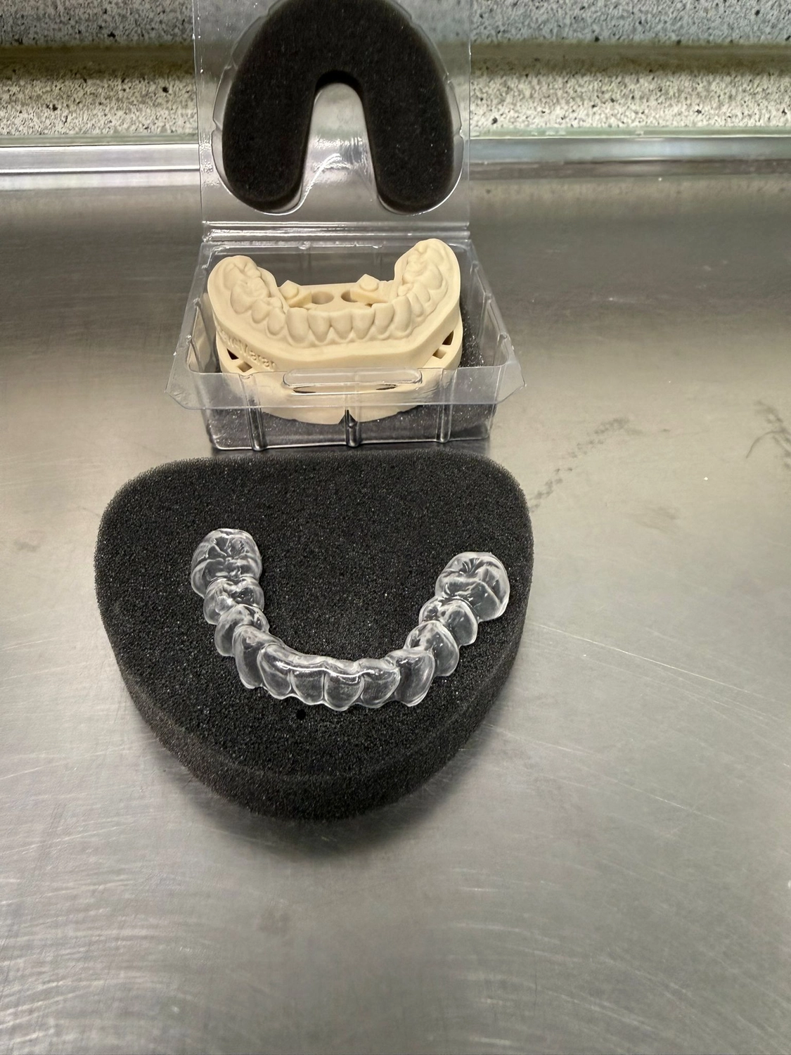 Kruse & Mordhorst Zahntechnik GmbH - Das Bild zeigt eine Zahnbrücke aus Zirkonkeramik, die üblicherweise bei Restaurationen im Dentallabor verwendet wird.