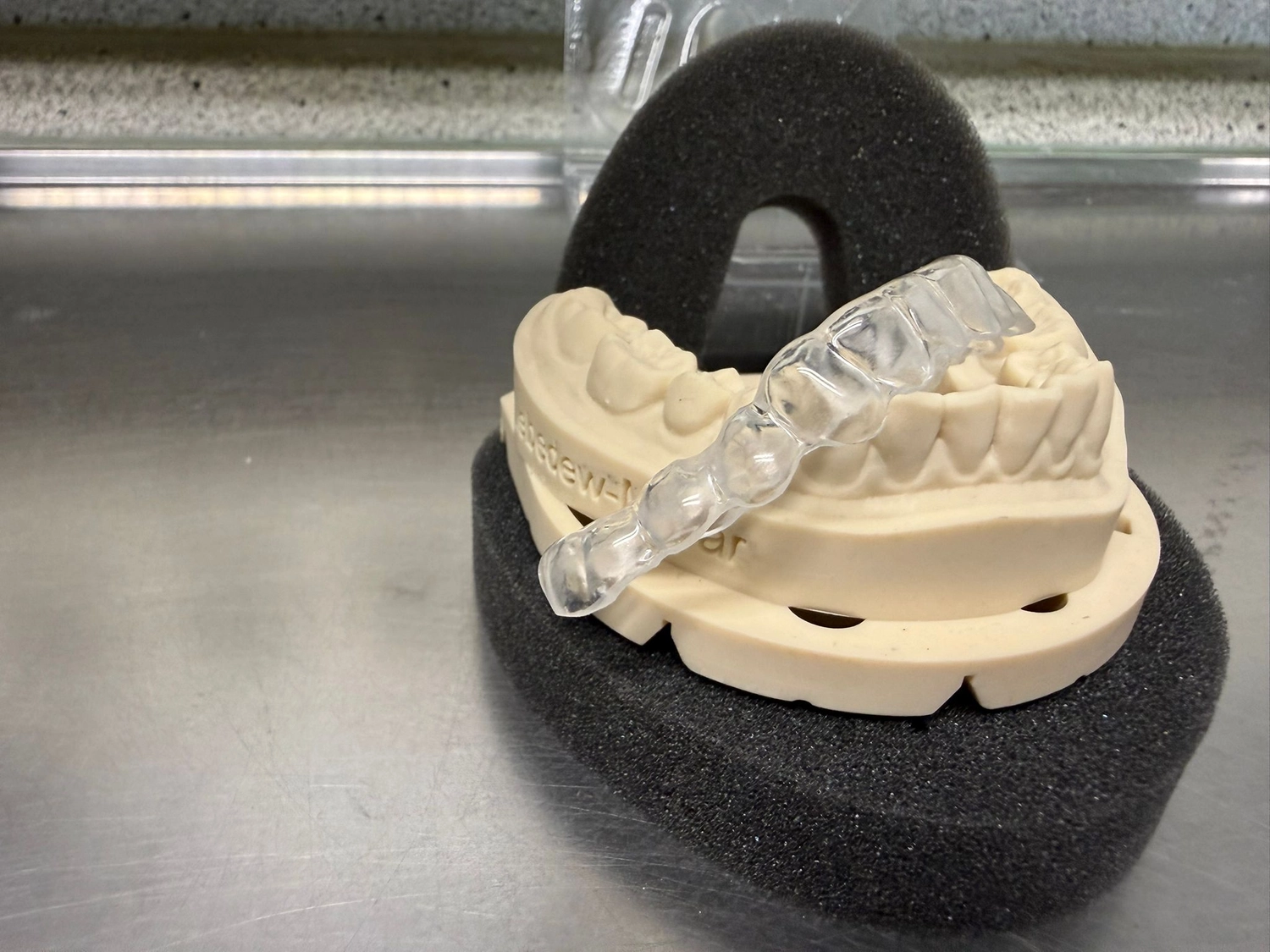 Kruse & Mordhorst Zahntechnik GmbH - Das Bild zeigt eine Zahnbrücke aus Zirkonkeramik, die üblicherweise bei Restaurationen im Dentallabor verwendet wird.