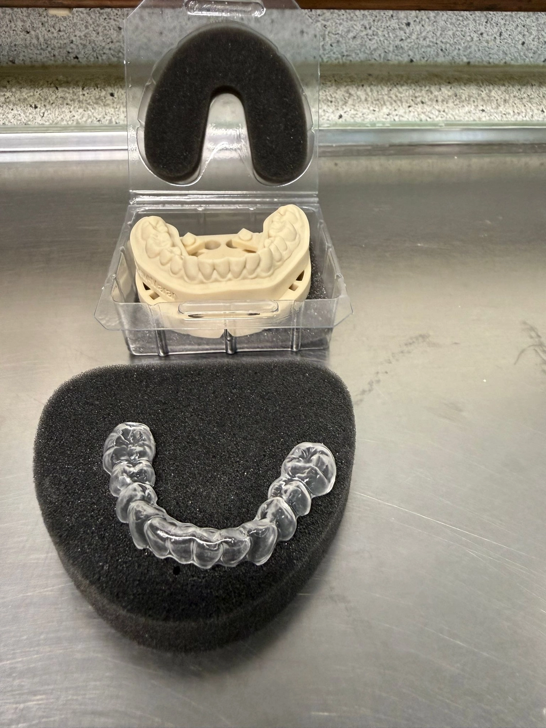 Kruse & Mordhorst Zahntechnik GmbH - Das Bild zeigt eine Zahnbrücke aus Zirkonkeramik, die üblicherweise bei Restaurationen im Dentallabor verwendet wird.