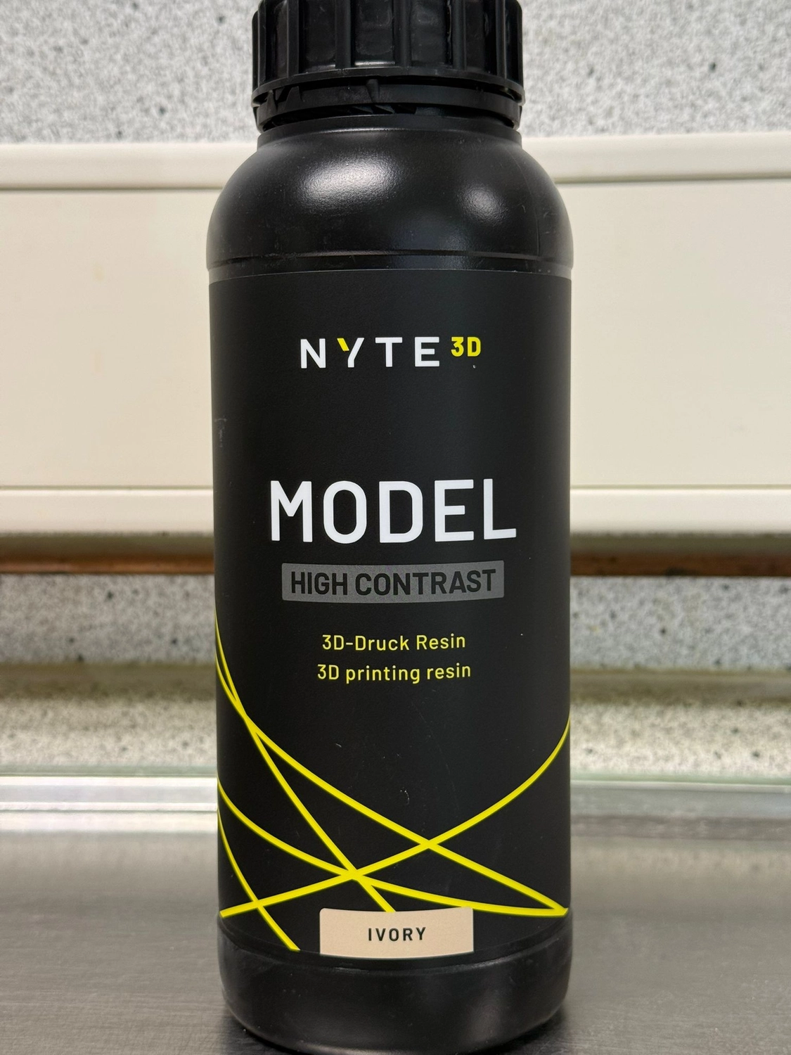 Kruse & Mordhorst Zahntechnik GmbH – Dies ist eine Flasche NYTE3D Model High Contrast 3D Printing Resin in der Farbe Elfenbein, die speziell für die Erstellung von Zahn- oder kieferorthopädischen Modellen entwickelt wurde.