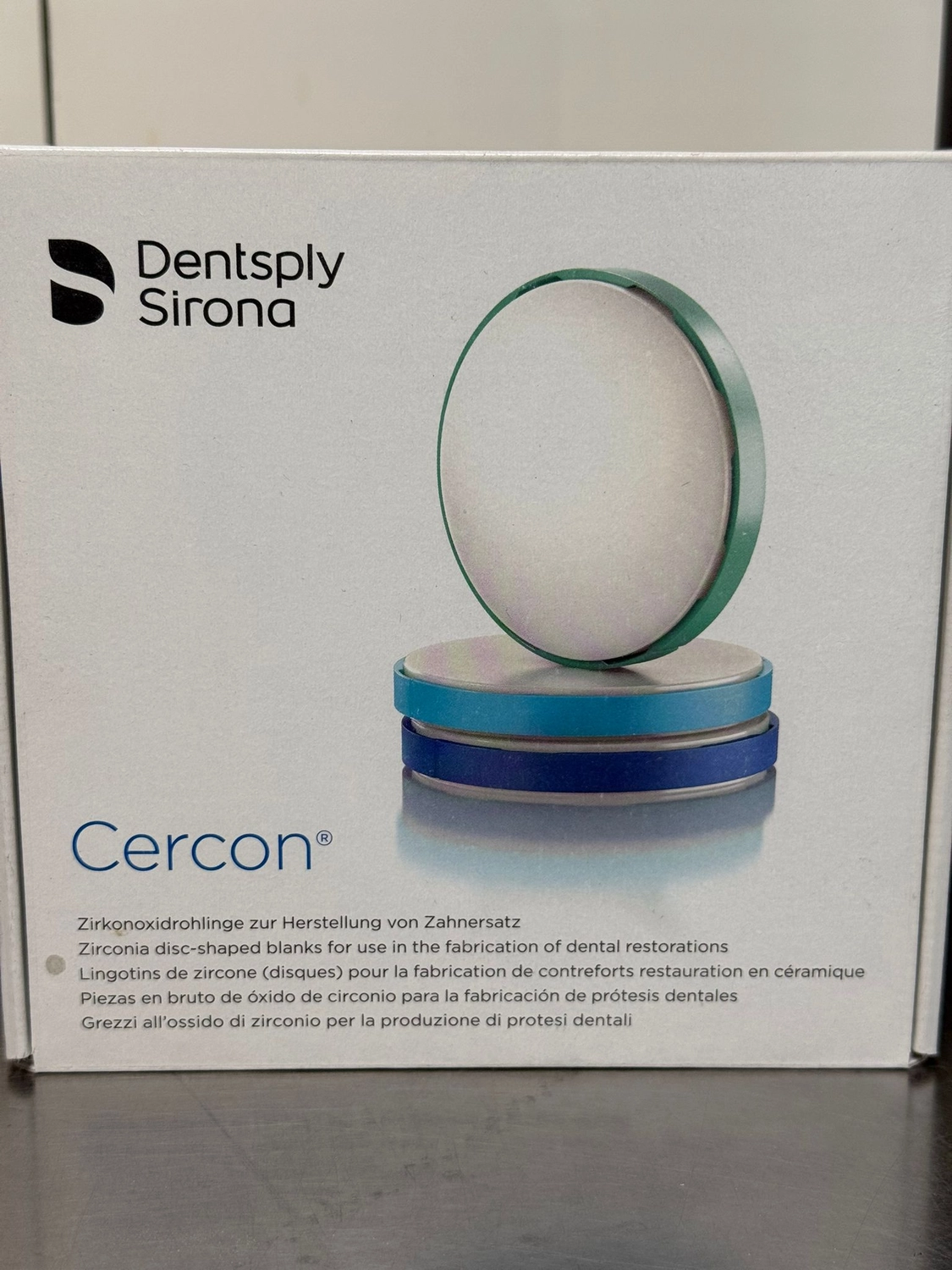 Kruse & Mordhorst Zahntechnik GmbH - Bei diesem Artikel handelt es sich um eine Dentsply Sirona Cercon Zirconia-Scheibe, die zur Herstellung von Zahnrestaurationen verwendet wird.