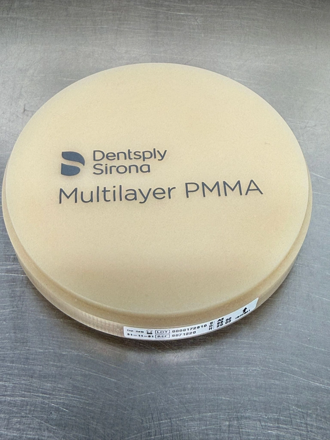 Kruse & Mordhorst Zahntechnik GmbH - Bei diesem Artikel handelt es sich um eine Dentsply Sirona Cercon Zirconia-Scheibe, die zur Herstellung von Zahnrestaurationen verwendet wird.