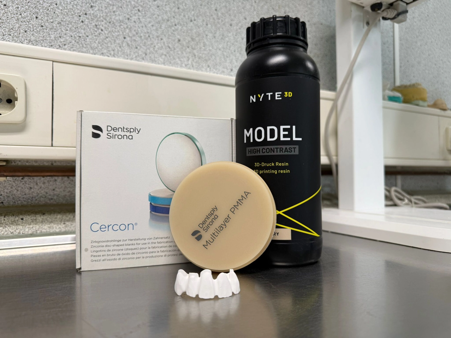 Kruse & Mordhorst Zahntechnik GmbH – Dies ist eine Flasche NYTE3D Model High Contrast 3D Printing Resin in der Farbe Elfenbein, die speziell für die Erstellung von Zahn- oder kieferorthopädischen Modellen entwickelt wurde.